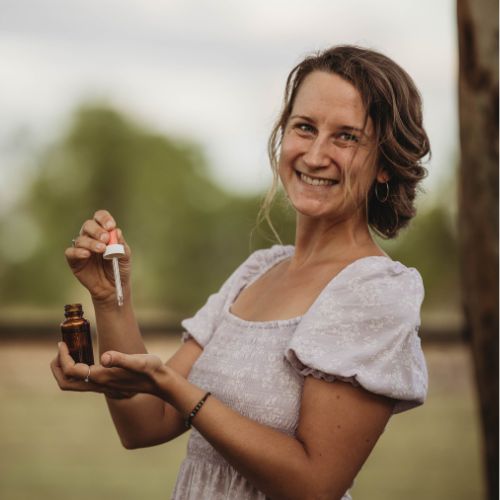 Julia Profilbild, haelt DIY Serum in der Hand