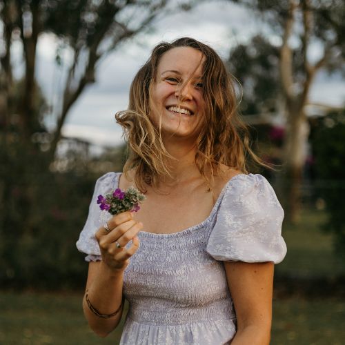 Julia Profilbild, lacht, im Garten