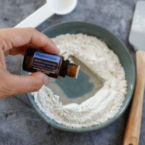 Zahnpasta selber machen Zutaten vermengen